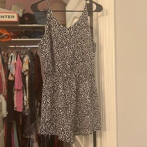 black fabrik romper with white spotted, leopard print.